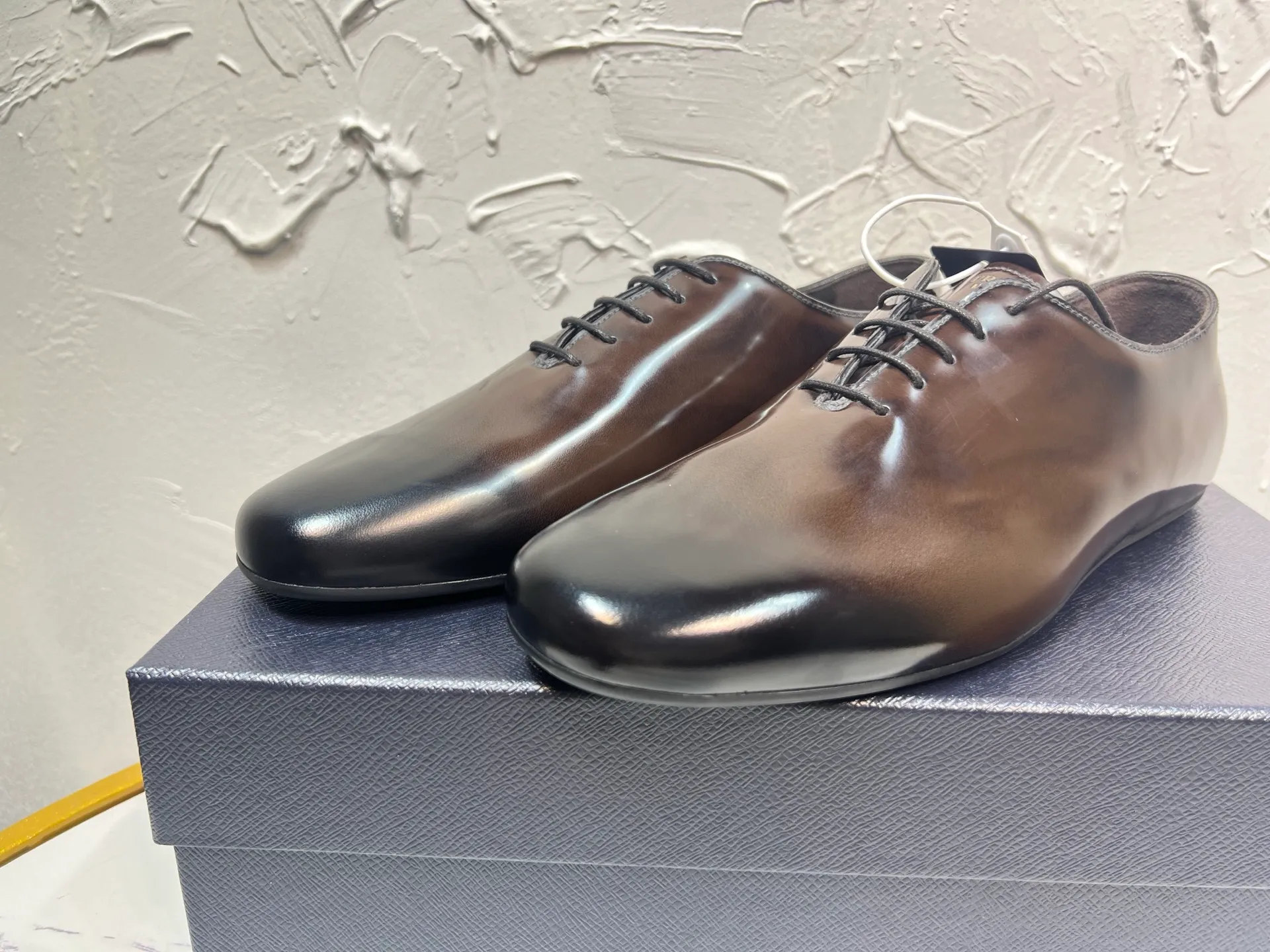 P760 prada derby2025 spring and autumn latest Prada lace-up classic retro men's shiny leather shoes, Shuffle double-button Mengke shoes, open side beaded cowhide, lining and foot cowhide, light rubber sole, sole height and thickness 10mm, original packaging black and brown 2 colors, code number: 39-46